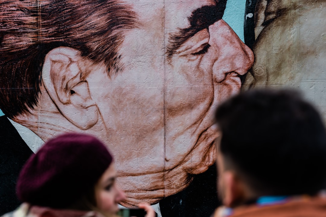 Berlin’de Kırmızı Halı ve Protestolar: Ahmet Eş-Şara Gerilimi!