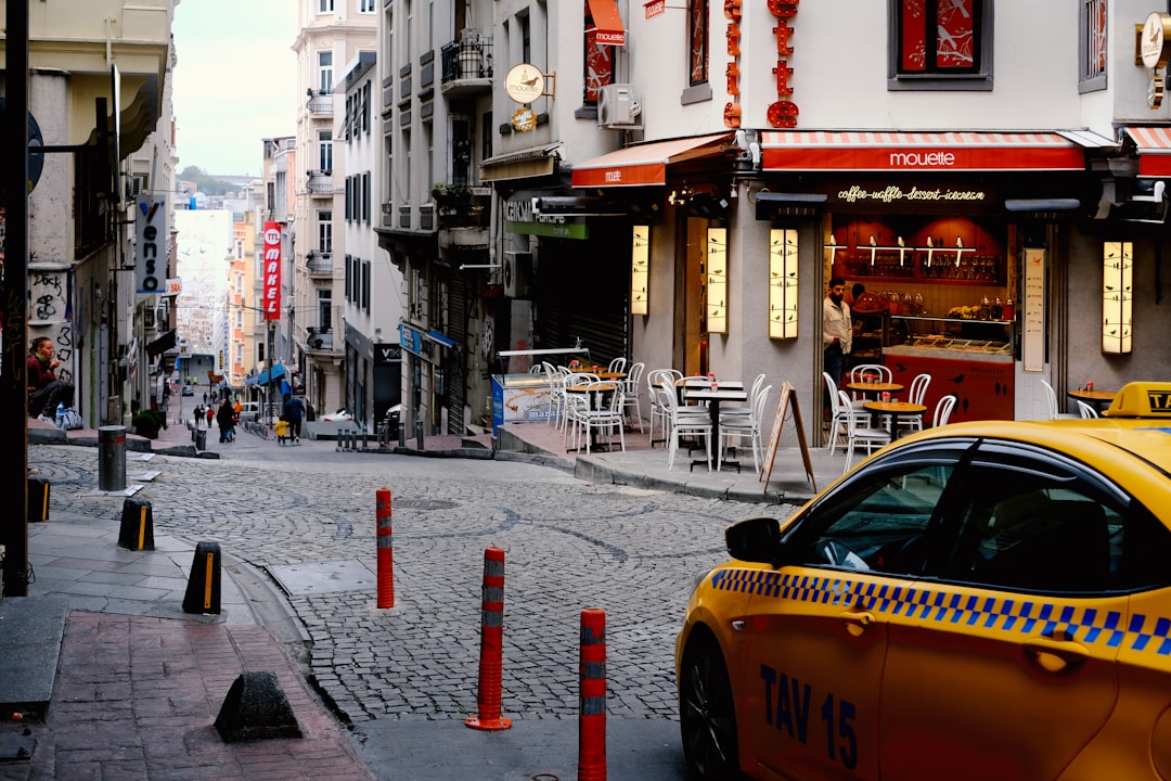 Şişli'de Dönerciye Kanlı Saldırı: Pide Kuyruğundaki Kadın Ağır Yaralı!