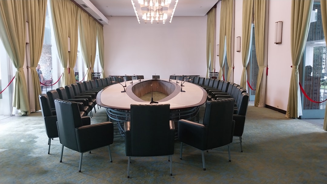 Diplomatik görüşmeler masa başı